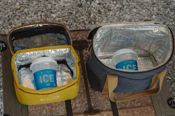 モンベルクーラーボックスとその他クーラーボックスにカップ氷が入っている