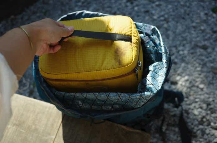 バックパックから取り出すところ