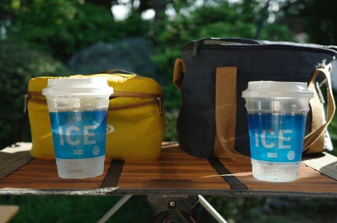 カップ氷の溶け具合を見せる