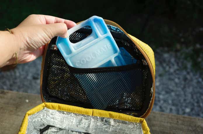 モンベルクーラーボックス4.0Lのメッシュポケットに保冷剤を入れてある