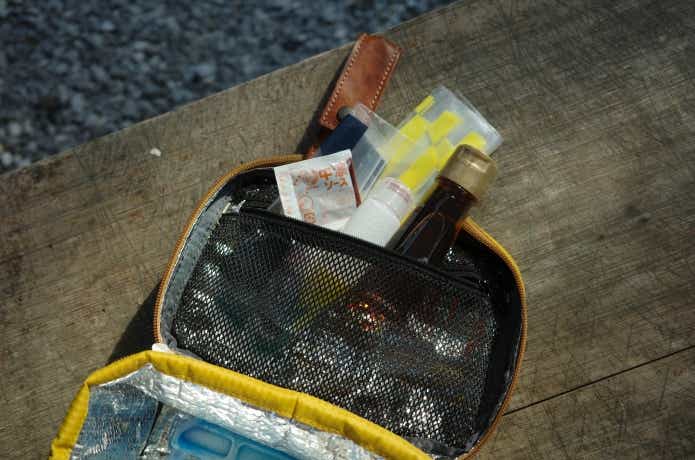 モンベルクーラーボックス4.0Lのメッシュポケットに調味料、ジッパーバッグ、ナイフを入れてある