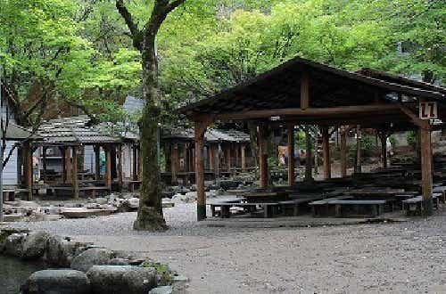 屋根付きのバーベキューハウスで雨が降っても安心