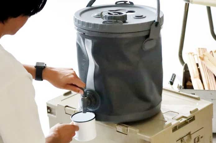 ウォータータンクから水を出している様子