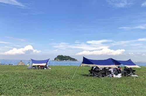 広々とした芝生広場でバーベキュー。料金は無料