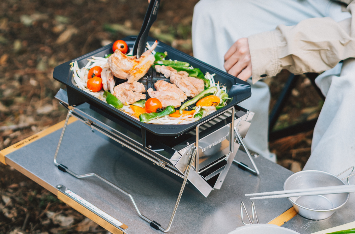 ユニセラジンギスカン鍋でお肉を焼いている