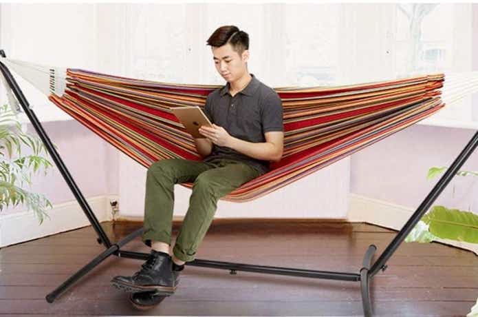 ハンモックに座る男性