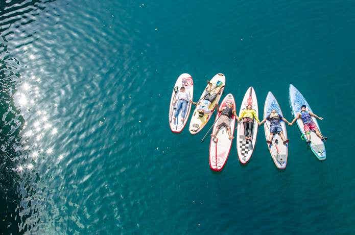 SUPボードに寝転ぶ