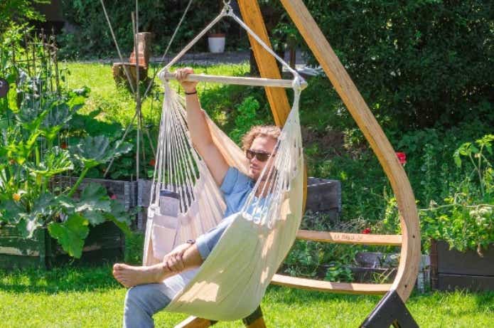 ハンモックチェアに座る男性