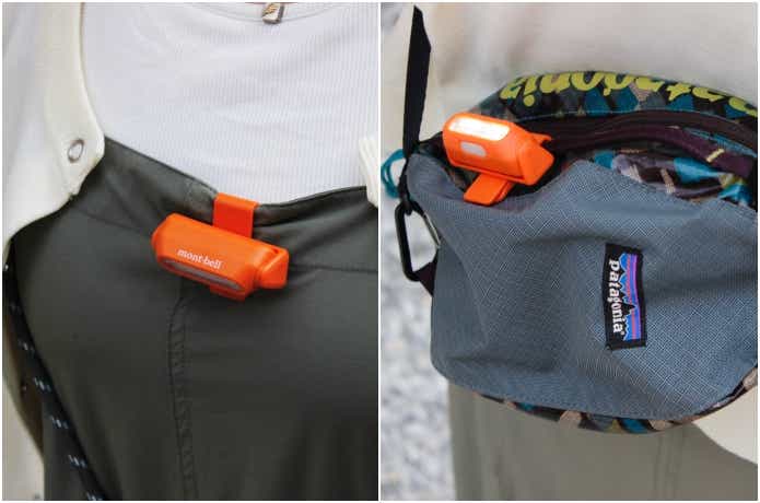 クリップオンコンパクトライトをカバンと洋服につけている