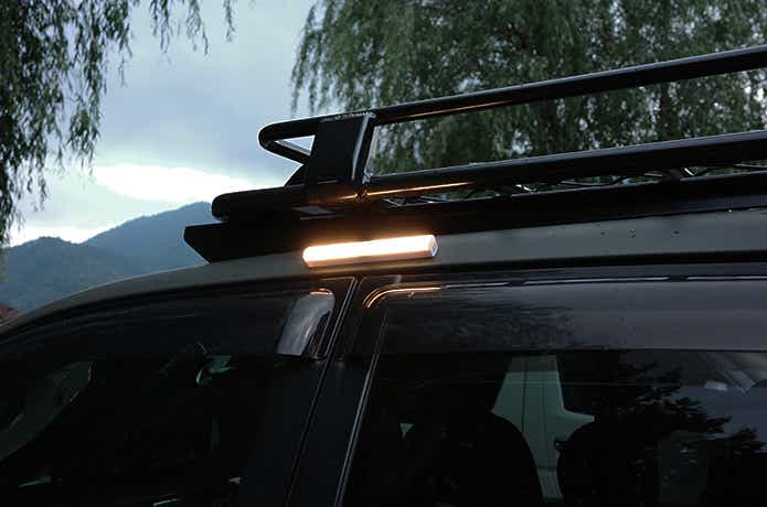 車に取り付けたセンサーライト