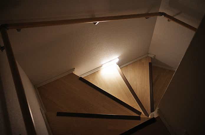 階段に取り付けたセンサーライト