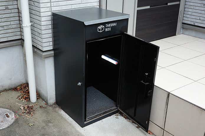 宅配ボックスに取り付けたセンサーライト