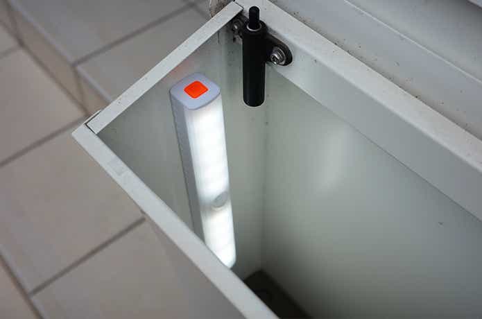 ポストに取り付けたセンサーライト