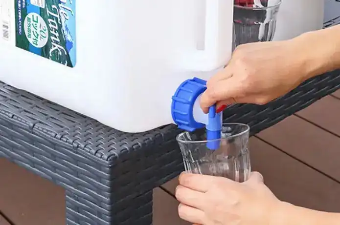 ウォータータンクから水を出している様子