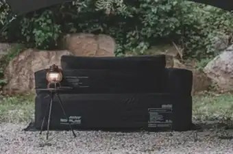 【空気を入れるだけ】アウトドアもリビングも“極上くつろぎ”エアーソファーおすすめ5選