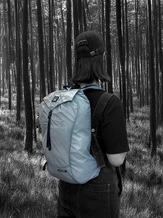 Packable Sil. Daypack15を背負った人