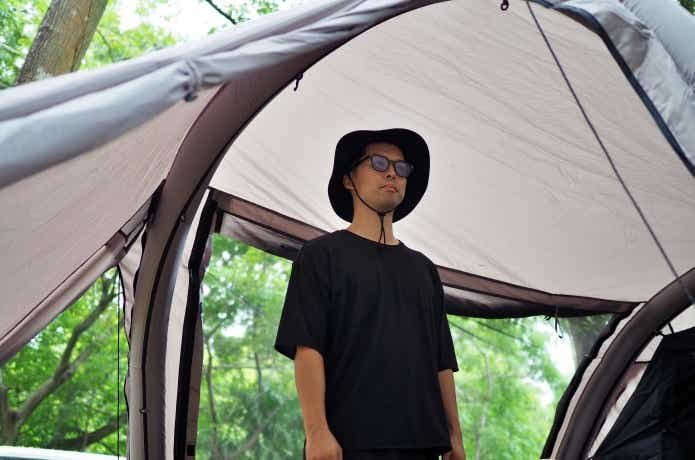 M.W.MのREADY Tent-Airvan内で立つ男性
