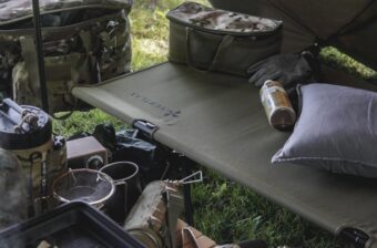 【快眠だけじゃない】ベンチ・荷物置きにも活躍！タイプ別おすすめキャンプ用コット18選