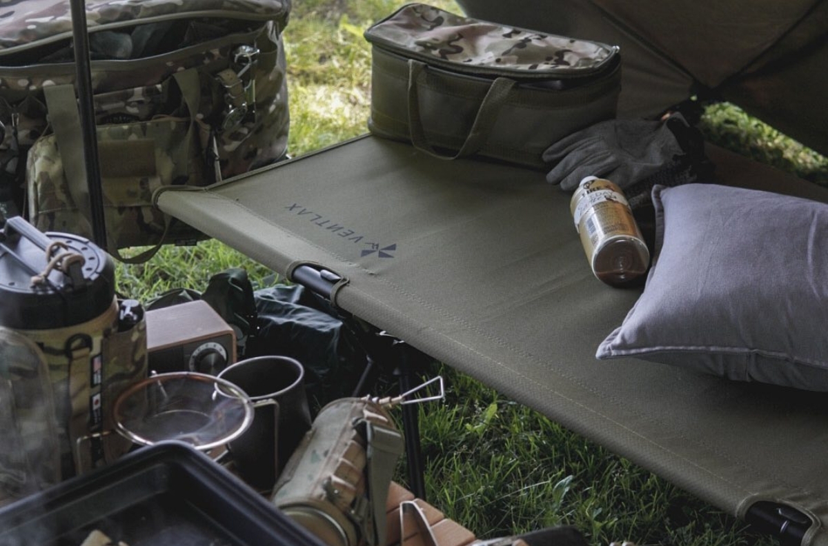 【快眠だけじゃない】ベンチ・荷物置きにも活躍！タイプ別おすすめキャンプ用コット18選