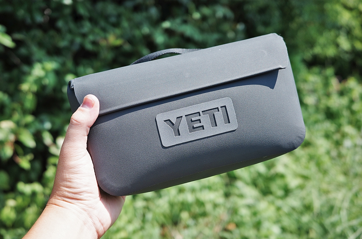 手に持ったYETIのサイドキックドライ1L