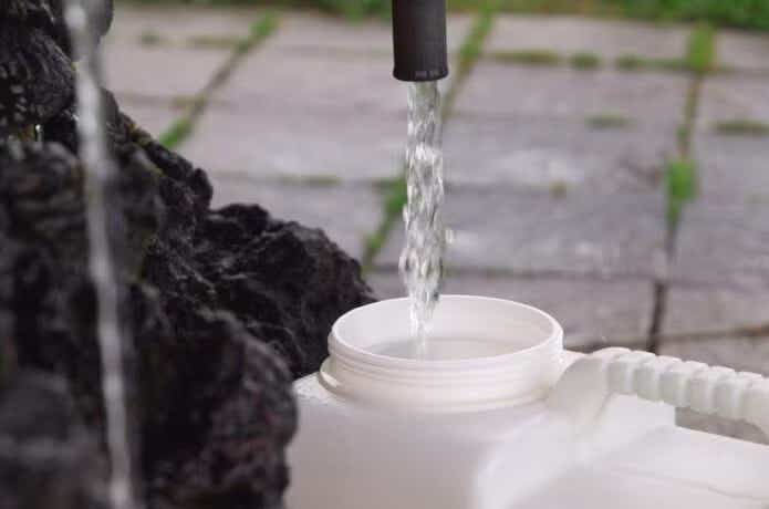 ウォータータンクに水を入れている様子