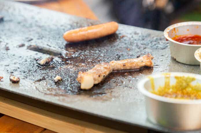 キャンプ用鉄板の上に残った肉