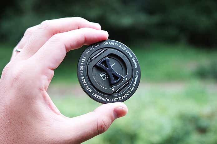 手に持ったGRAVITY MAGNETRING for MagSafe