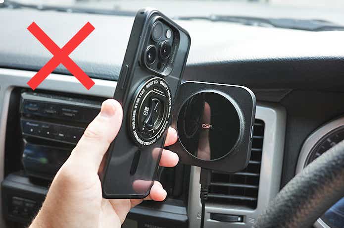 車内のGRAVITY MAGNETRING for MagSafe