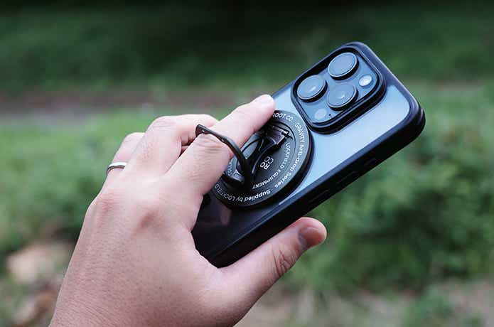 手に持ったGRAVITY MAGNETRING for MagSafeを取り付けたiPhone