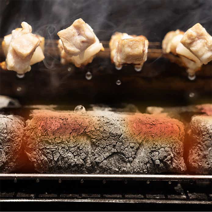 ヤキトリル炭火の浮いている焼き鳥