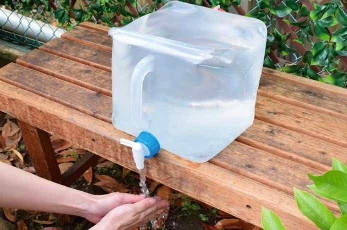 ウォータータンクから水を出している様子