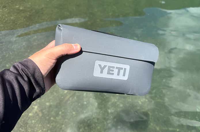 湖で手に持ったサイドキックドライ