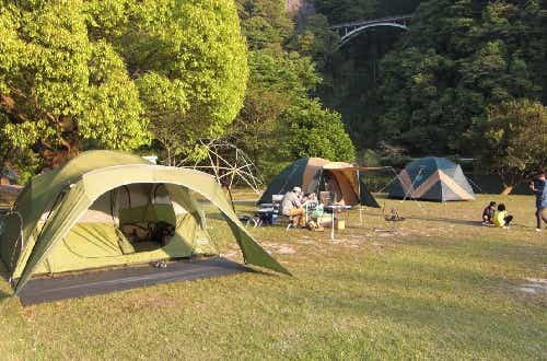 ダム隣接の落ち着いたキャンプ場。レンタル品が充実