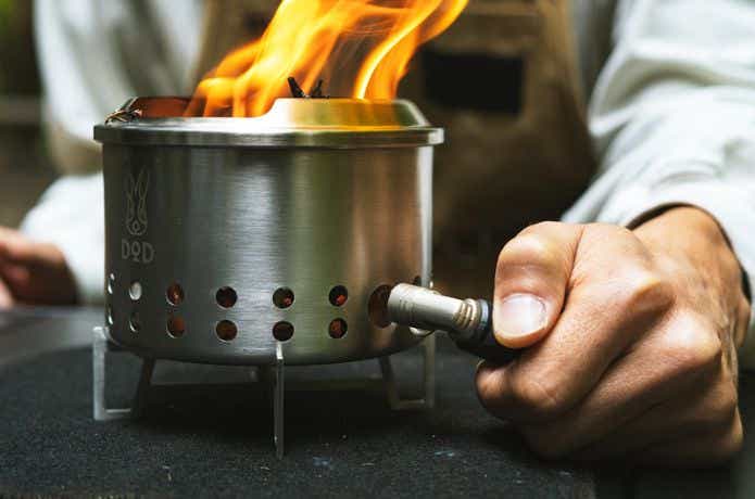 【手放せなくなる】一度使ったら戻れない！便利すぎる焚き火グッズ11選