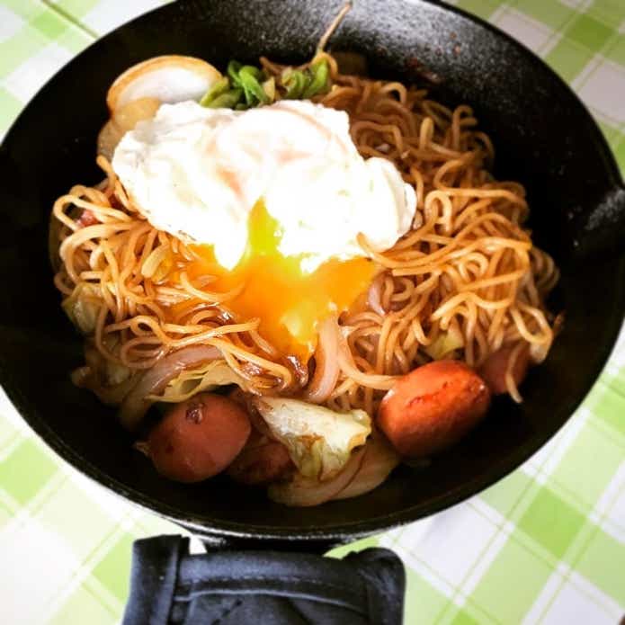 焼きそばに目玉焼きをトッピング