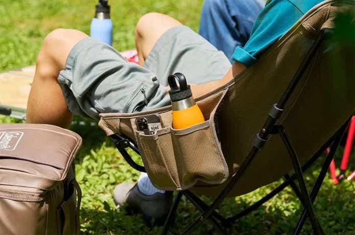 コールマン ヒーリングチェアに座る人