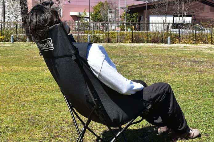 コールマン ファイヤーサイドヒーリングチェアNX HBに座る人