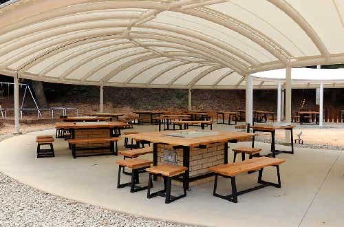 1泊300円と格安。公園内に地元の食材を販売している市場あり