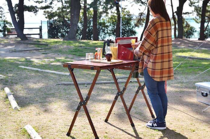 フィールドア ウッドロールトップ キッチンテーブルで料理