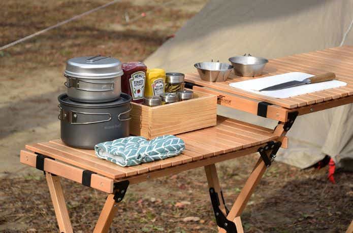 フィールドア ウッドロールトップ キッチンテーブルの上に調理道具をのせる