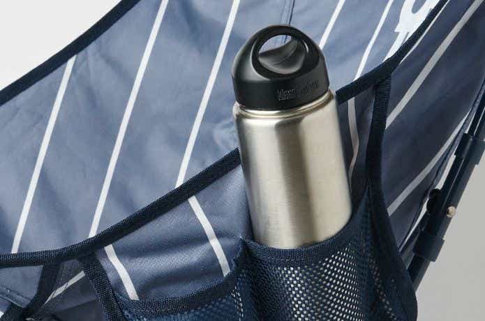 コールマン×BEAUTY&YOUTH ヒーリングチェア NXに水筒を入れる