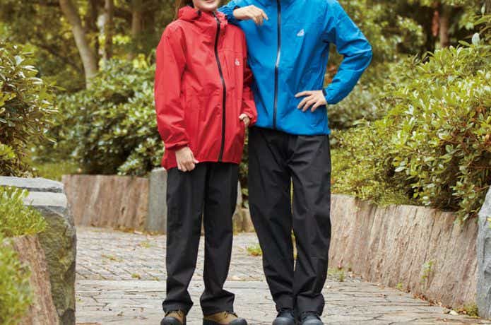 レインウェアを着た男女