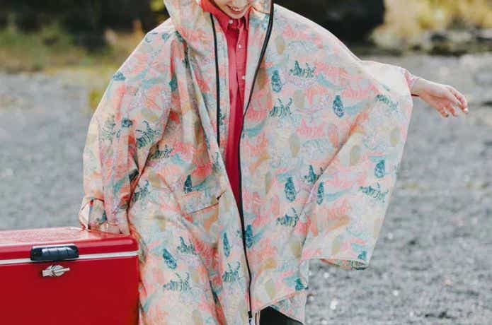 ポンチョを着た人