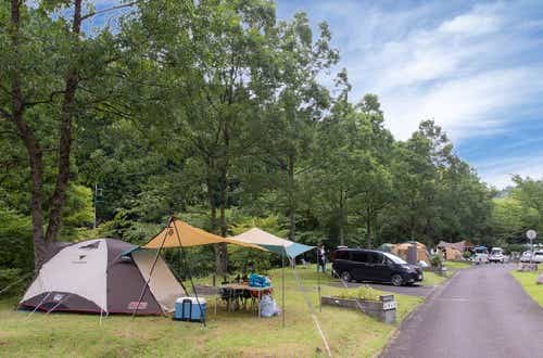区画サイトは全て電源・水道付き。水遊びができるじゃぶじゃぶ川あり