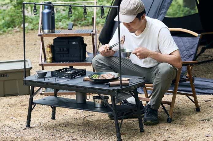 WAQ マルチアイアンテーブルの上で料理を楽しむ