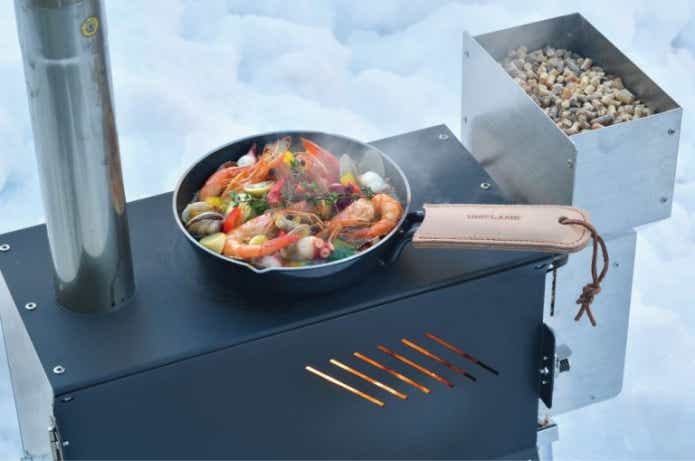 UFペレットストーブで調理している