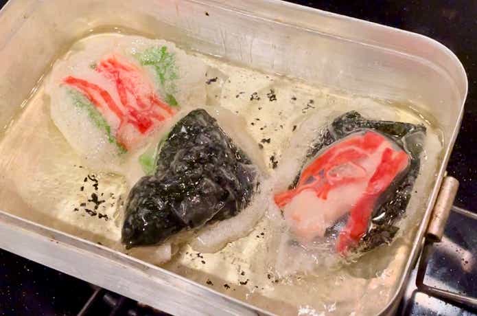 ライスペーパースナックを揚げている様子