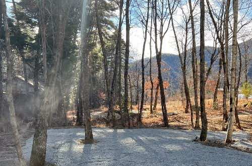 白州の沢の水を利用した足水テラスが楽しめる