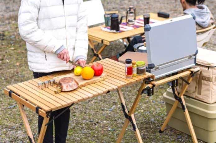 ハイランダー ウッドキッチンテーブル２の上で料理