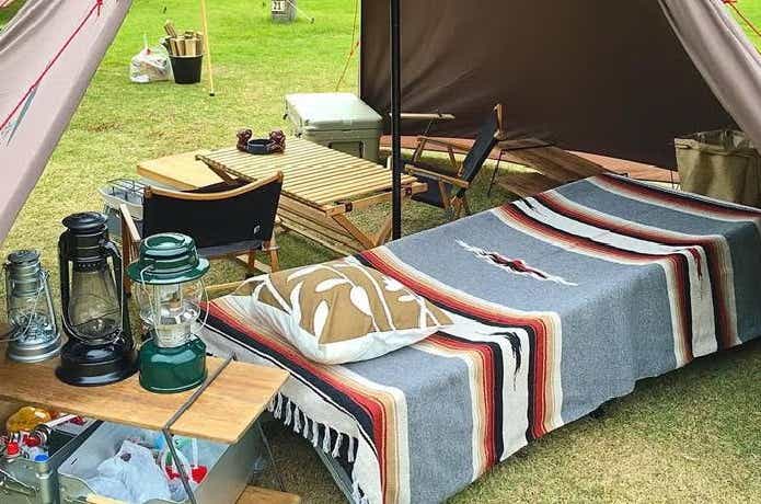 コットの上に敷かれたメキシカンラグ